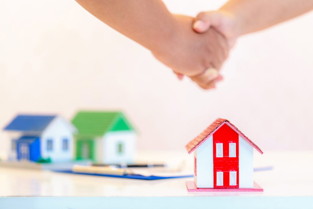 Personas llegando a un acuerdo por la compra de una vivienda