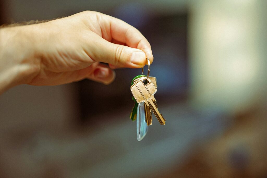 Persona entregando las llaves de una vivienda en alquiler