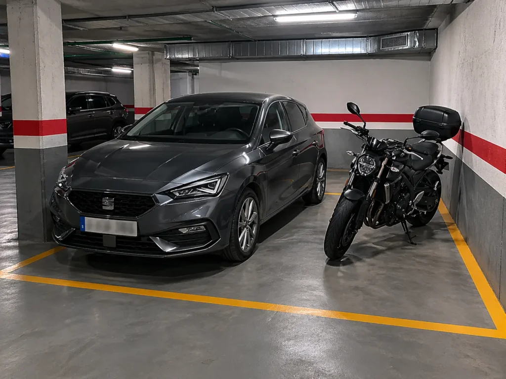 Plaza de garaje compartida entre un coche y una moto