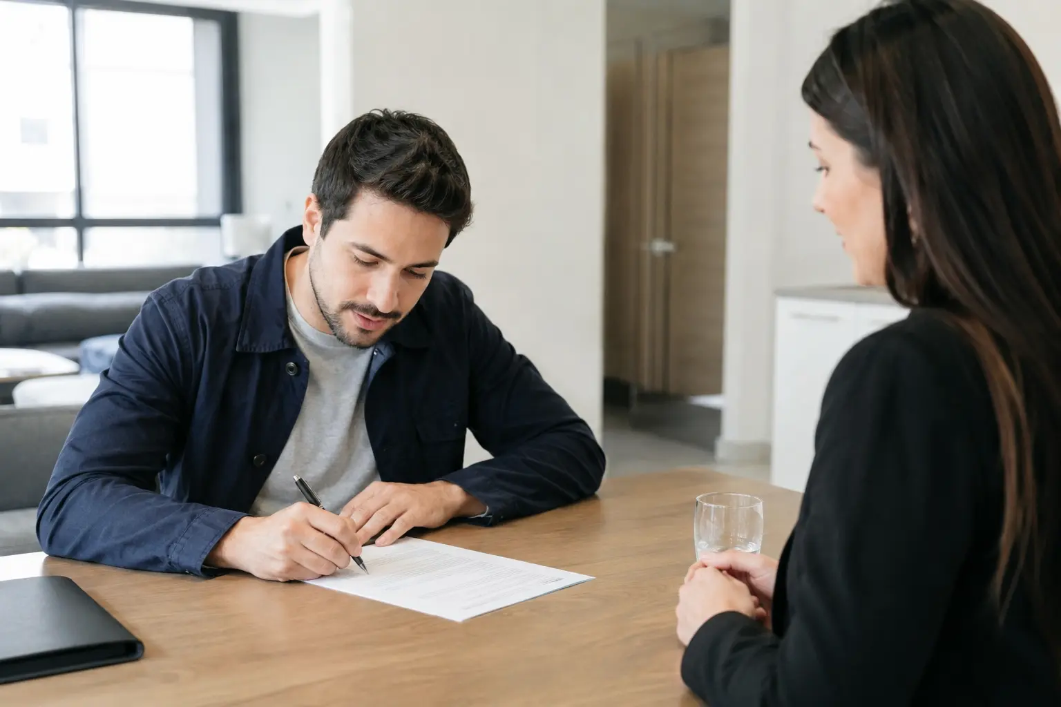 Persona firmando un contrato con una inmobiliaria