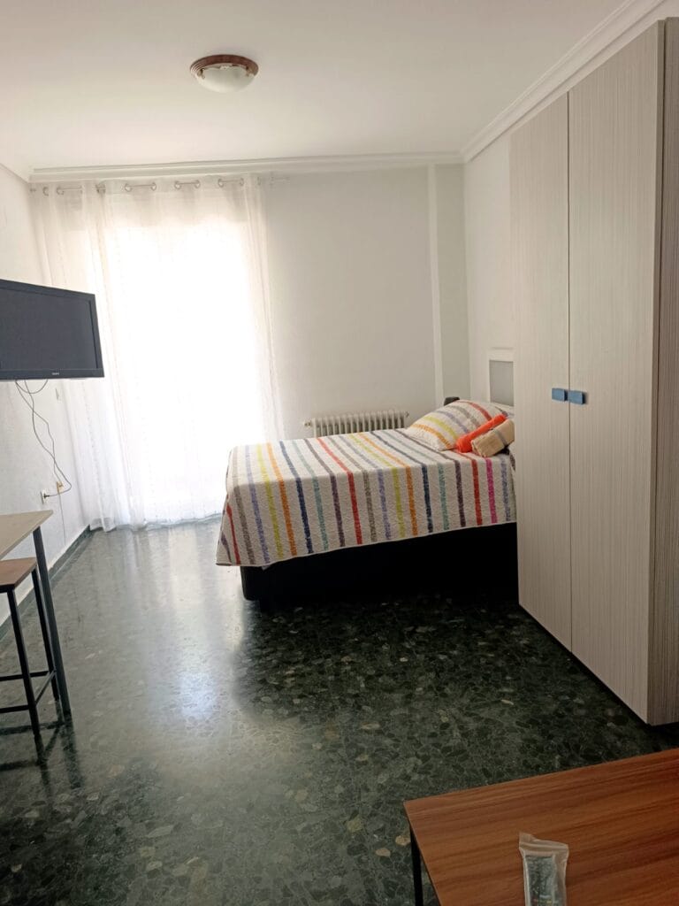 Alquiler amplia habitación en Ab, zona Feria — foto 1