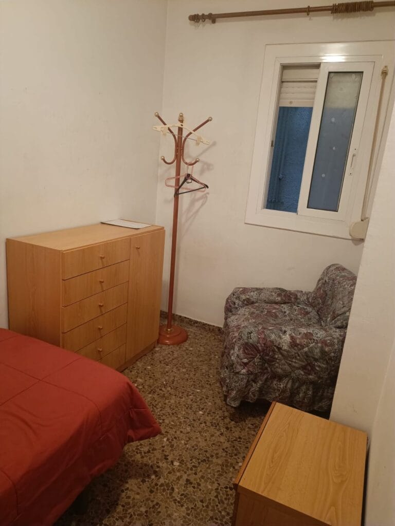 Habitacion a chicos estudiantes y q trabajen ,no se puede fumar ni mascotas ,no se admiten parejas ,piso muy tranquilo. — foto 1