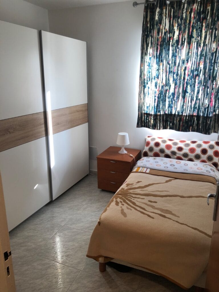 Se alquila habitación solo Agosto — foto 1