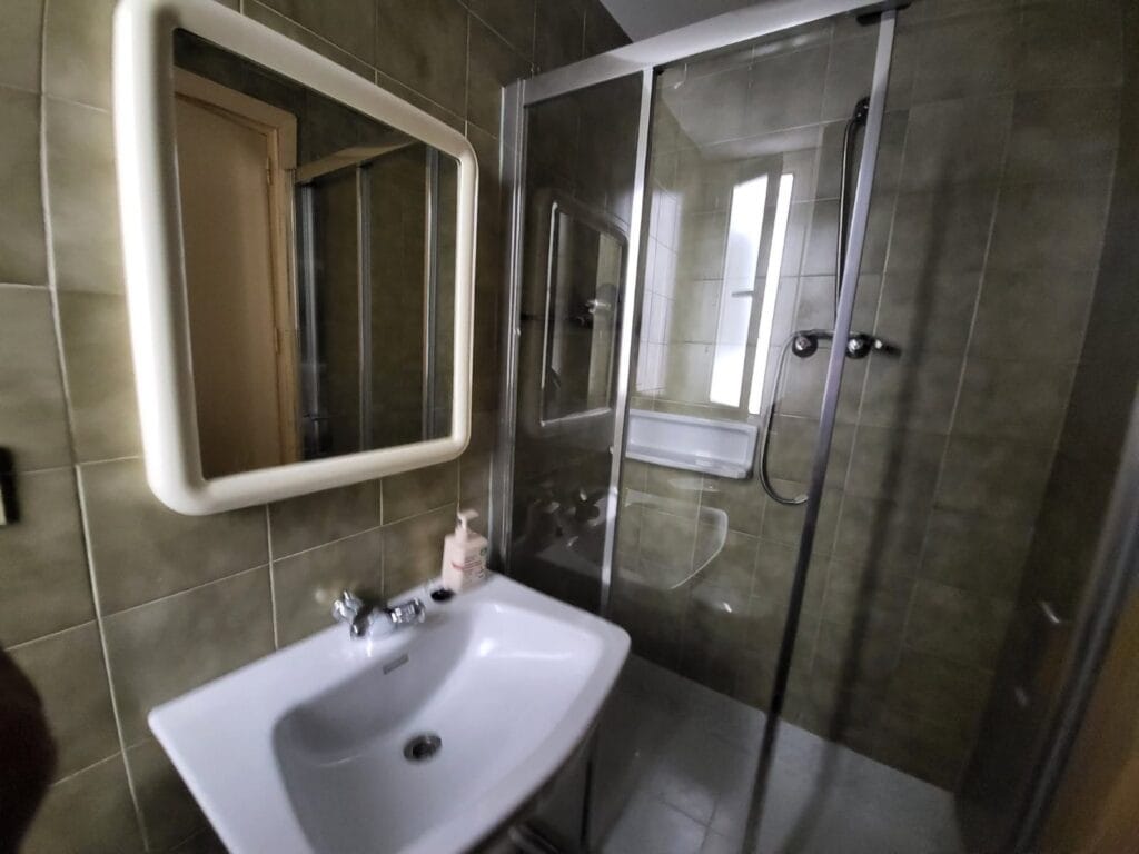 PISO MUY CENTRICO DE 4 HABITACIONES JUNTO A LA CALLE RECOGIDAS — foto 2