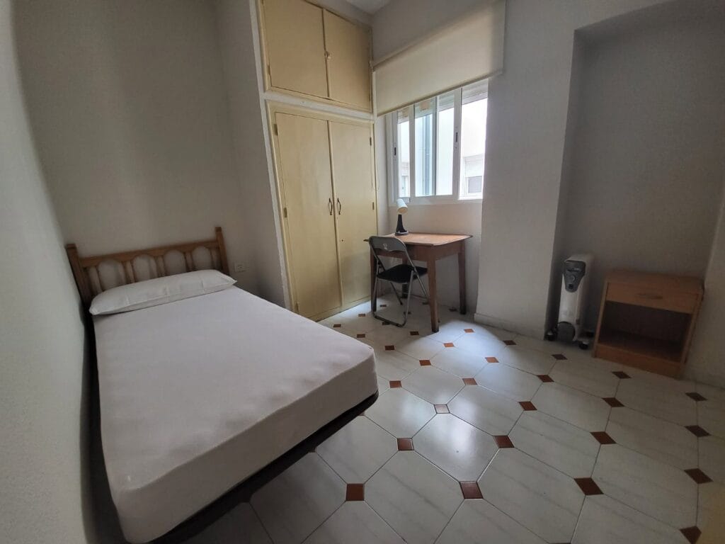 PISO MUY CENTRICO DE 4 HABITACIONES JUNTO A LA CALLE RECOGIDAS — foto 4