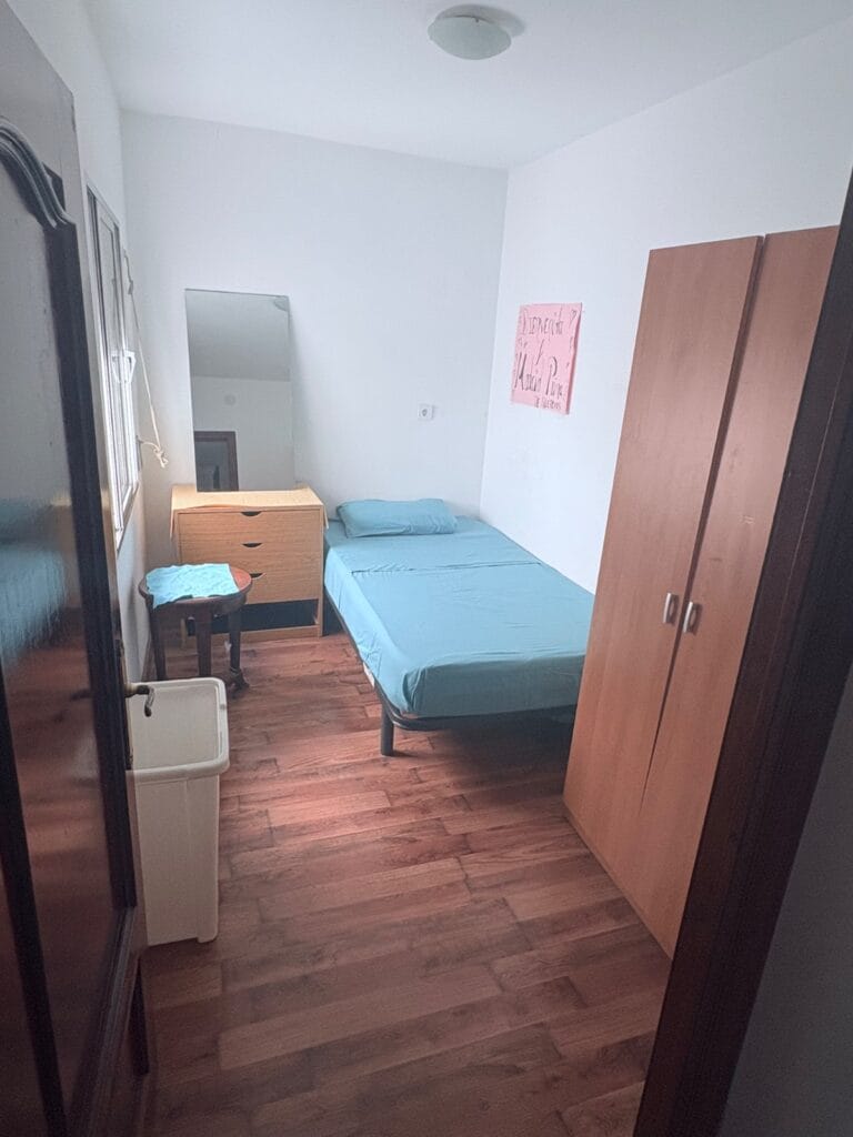 Tengo una habitación disponible para entrar ya en barrio la Fortuna línea 11 a 4 minutos del metro y centro comercial Sambil contacto ; 674820844 solo chicas