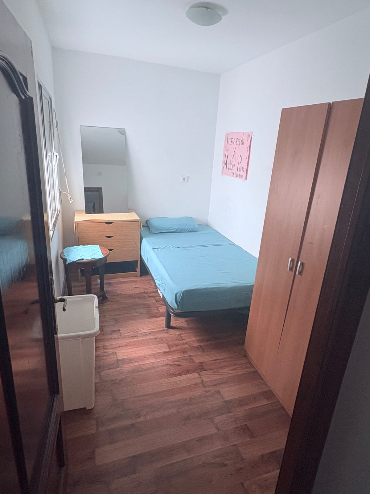 Tengo una habitación disponible para entrar ya en barrio la Fortuna línea 11 a 4 minutos del metro y centro comercial Sambil contacto ; 674820844 solo chicas