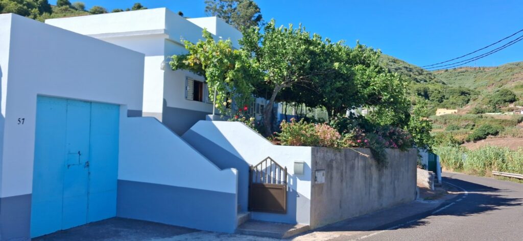 Casa y Terrenos en Santa María de Guía Gran Canaria 100% HABITABLE DESDE YA RECIEN SANEADA Y PINTADA!!!! — foto 1