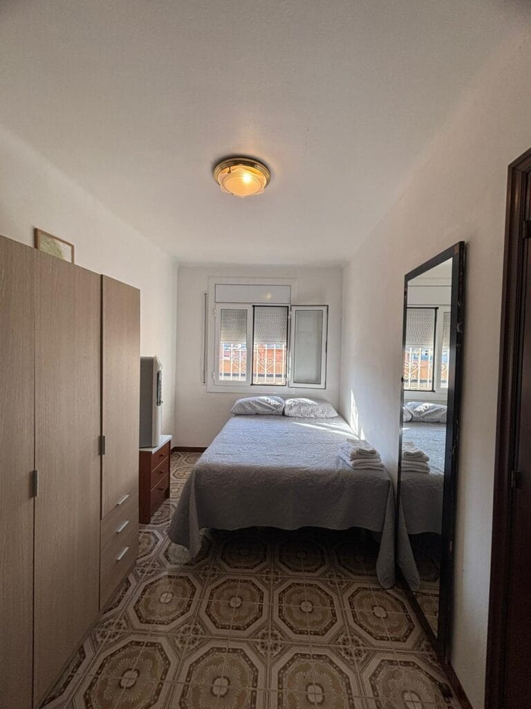 Habitación doble luminosa en ático, zona tranquila/Bright Double Room in a Quiet Penthouse — foto 3
