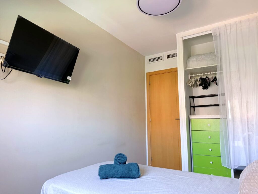 HABITACIÓN PARA CHICA A 2 MIN DE LA UA | TRAM, CENTRO COMERCIAL OULET STORE , PISCINA Y PÁDEL — foto 4