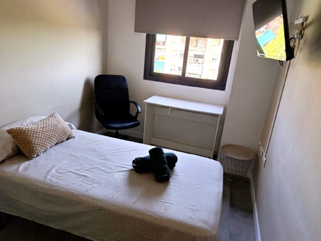 HABITACIÓN PARA CHICA A 2 MIN DE LA UA | TRAM, CENTRO COMERCIAL OULET STORE , PISCINA Y PÁDEL — foto 3