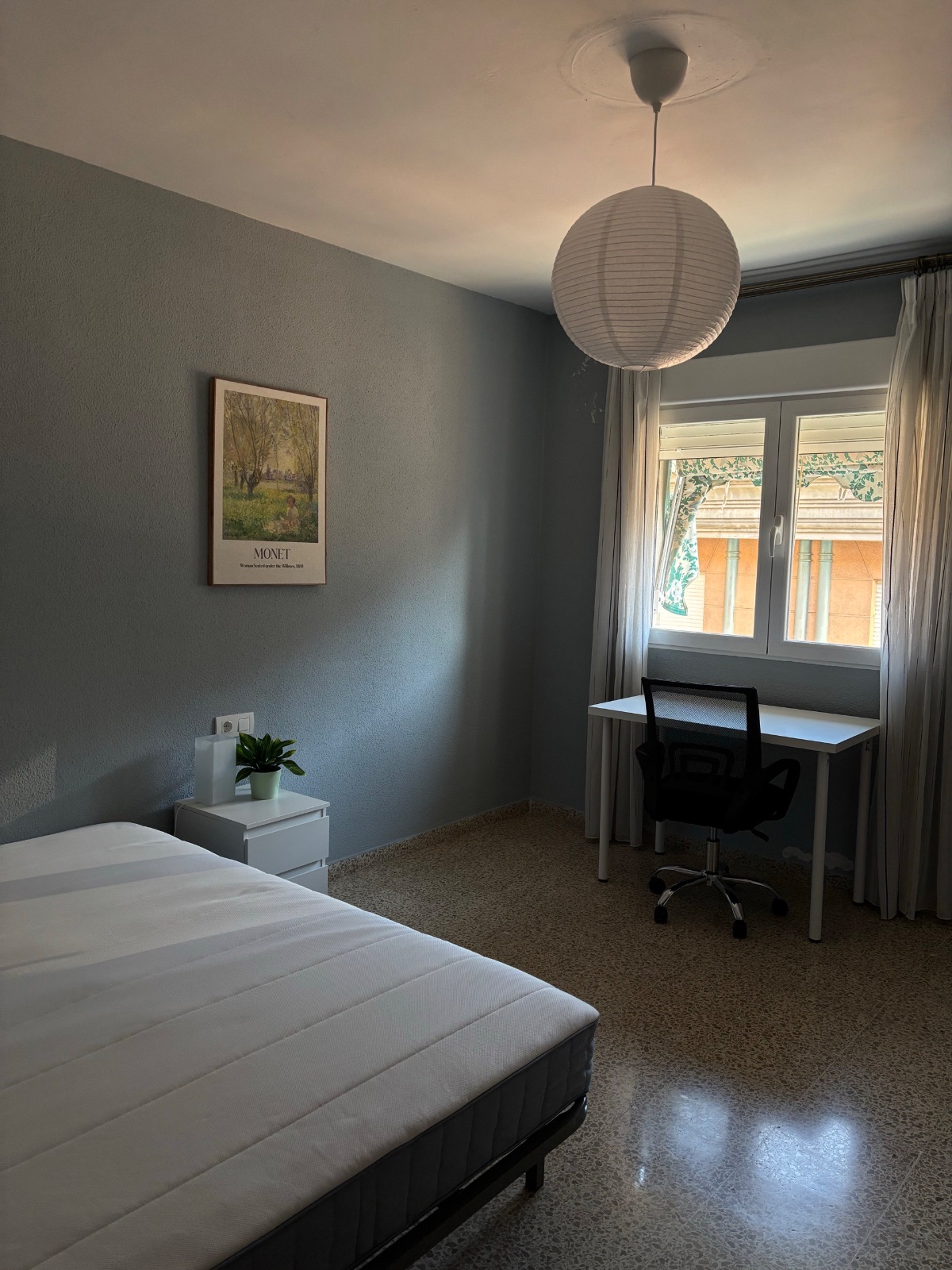Habitación amplia, exterior y muy luminosa, cama de 135 cm y escritorio grande. A solo 10 minutos andando del PTS y del Campus de la Salud.