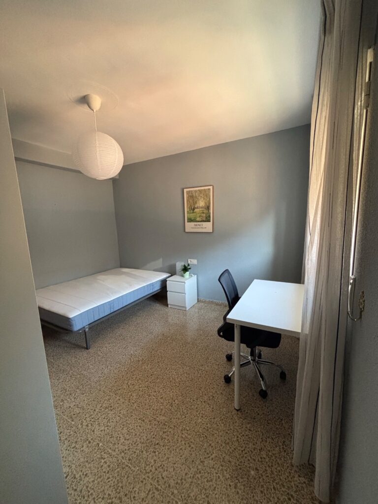 Habitación amplia, exterior y muy luminosa, cama de 135 cm y escritorio grande. A solo 10 minutos andando del PTS y del Campus de la Salud. — foto 2
