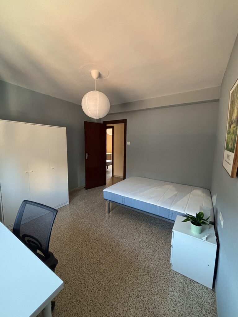 Habitación amplia, exterior y muy luminosa, cama de 135 cm y escritorio grande. A solo 10 minutos andando del PTS y del Campus de la Salud. — foto 3