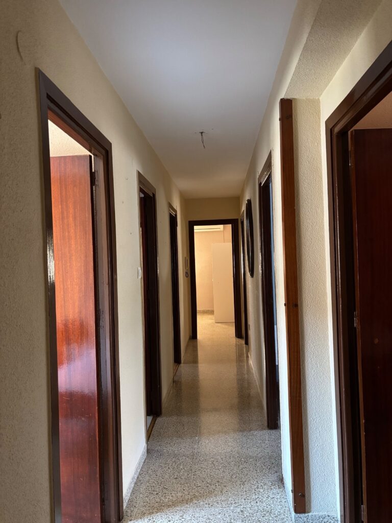Habitación amplia, exterior y muy luminosa, cama de 135 cm y escritorio grande. A solo 10 minutos andando del PTS y del Campus de la Salud. — foto 4