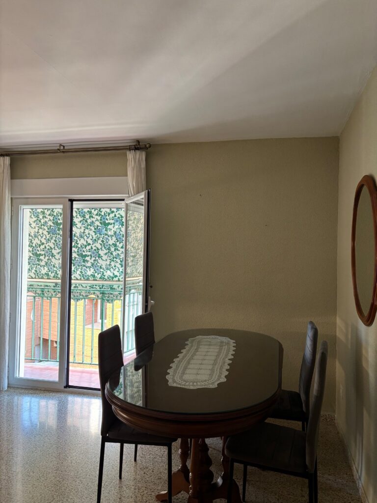 Habitación amplia, exterior y muy luminosa, cama de 135 cm y escritorio grande. A solo 10 minutos andando del PTS y del Campus de la Salud. — foto 5