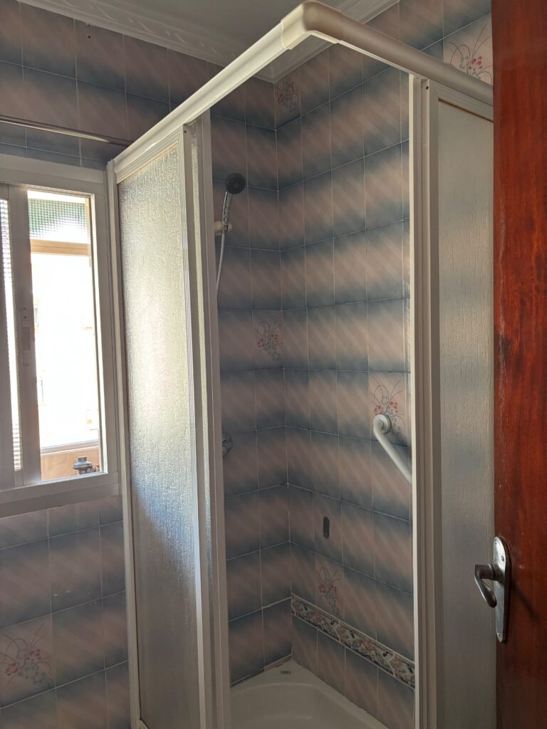 Habitación amplia, exterior y muy luminosa, cama de 135 cm y escritorio grande. A solo 10 minutos andando del PTS y del Campus de la Salud. — foto 9