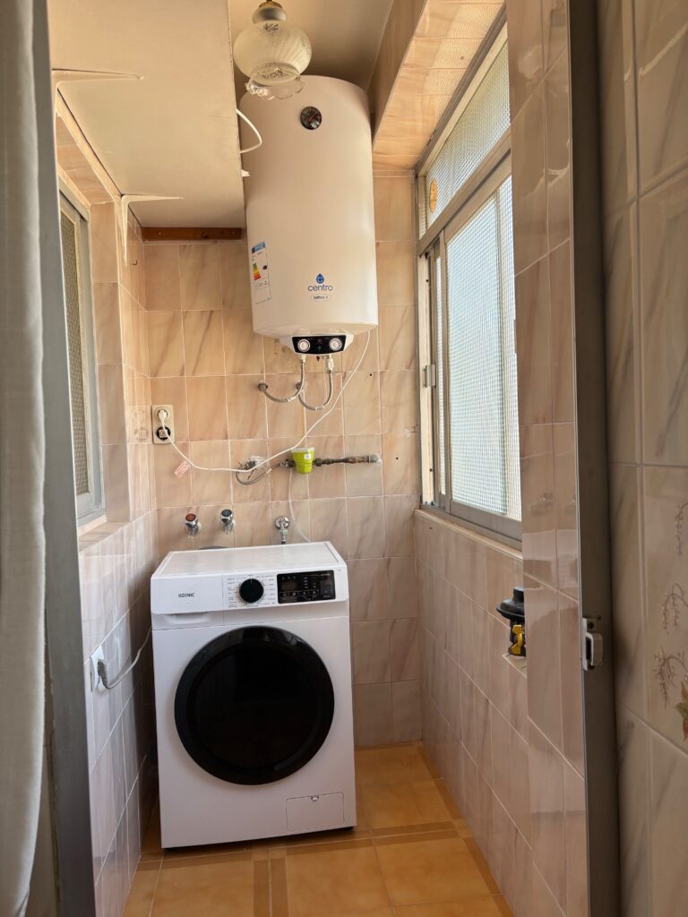 Habitación amplia, exterior y muy luminosa, cama de 135 cm y escritorio grande. A solo 10 minutos andando del PTS y del Campus de la Salud. — foto 10